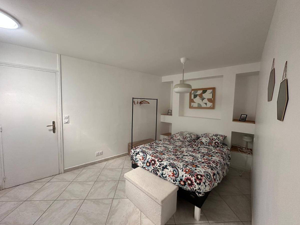 Appartement entier, One-Bedroom Apartment in Remoulins, Région de Nîmes
