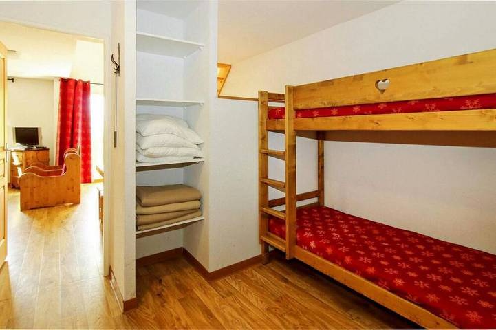 Ganze Wohnung, Right at the base of the ski slopes, sauna, parking, TV, ski lockers, 32 m², Val d'Allos in La Foux d'Allos, Allos