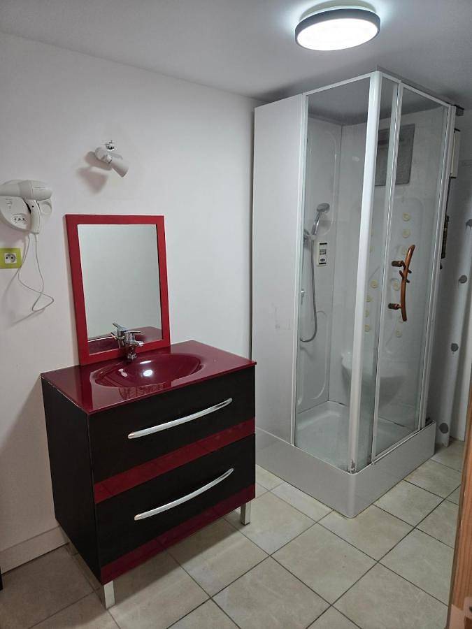 Location de vacances pour 6 personnes, avec terrasse à Échallat - 2