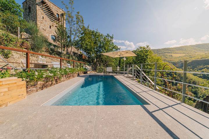 Ferienhaus für 9 Personen, mit Balkon/Terrasse und Garten sowie Pool