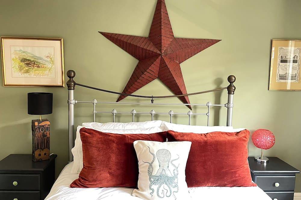 Stylish Whitstable Cottage/ Beach 2 mins/ Courtyard /free parking/dog friendly. in Whitstable, Kent