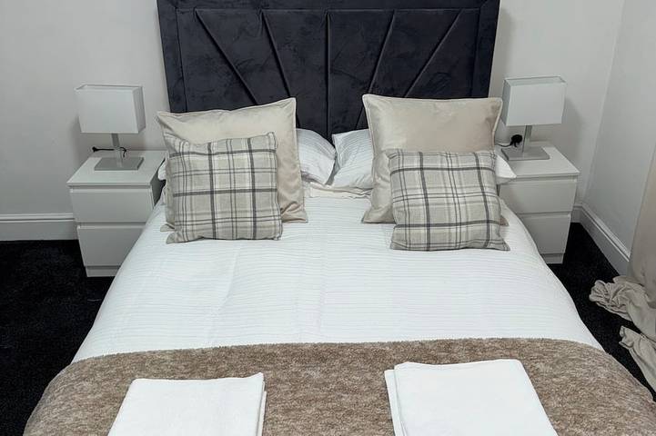 Welcome to this newly renovated cozy & charming home in Dagenham, East London in Barking and Dagenham, London