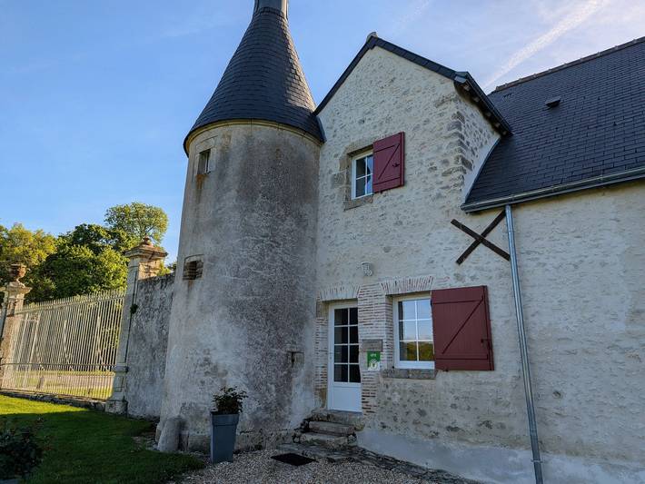 **Geräumiges renoviertes Ferienhaus für 6 Pers, privater Garten, in historischem Gutshof, Nähe Orléans** in Loury, Loire-Tal