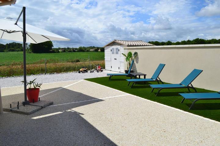 Gîte pour 8 personnes, avec jardin ainsi que terrasse et piscine à Salles-de-Barbezieux