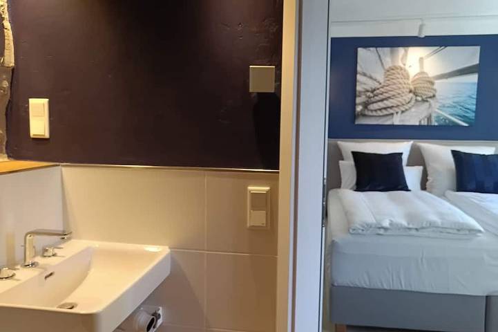 Nox 2 Nautic, Deluxe Dz, King-Bett, Bad, Minibar, Digi-Check-In - no Reception in Walzbachtal, Kraichgau