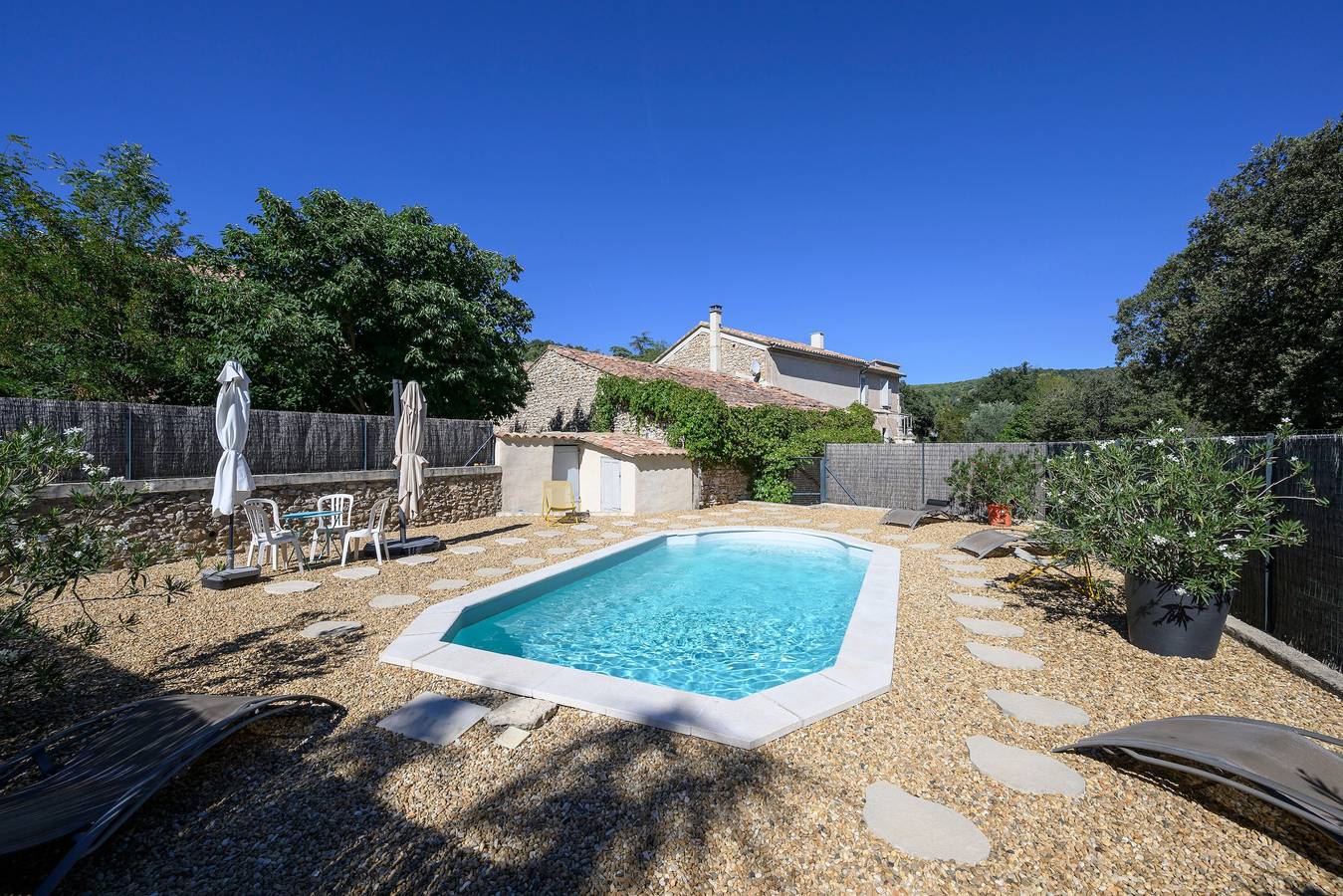 Casa di campagna "Maison Bourgues" con vista sulla falesia, Wi-Fi e aria condizionata in Lioux, Parco naturale regionale del Luberon
