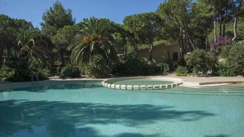 Appartement de vacances pour 5 personnes, avec terrasse et piscine, animaux acceptés