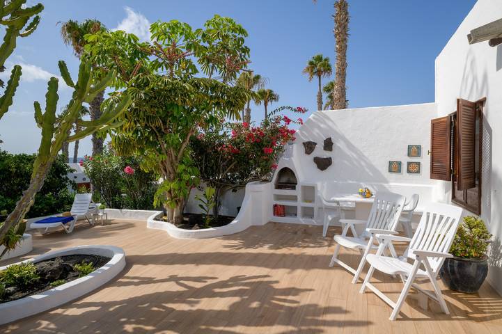 Entire apartment, Holiday Apartment Puerto Chico C by Beach with Shared Pool & Wi-Fi in Playa Blanca, Yaiza