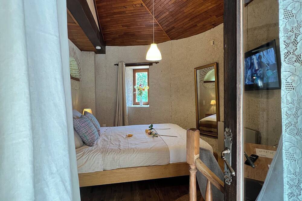 Chambre Tour, douche et wc privatifs in Auch, Gers