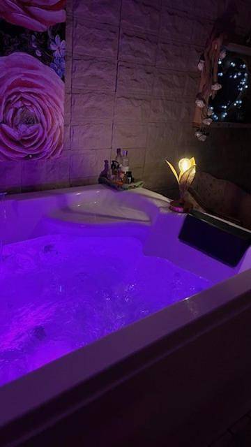 Tente pour 2 personnes, avec jacuzzi ainsi que jardin et terrasse, animaux acceptés dans le Var