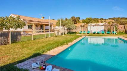 Casa rural para 18 personas, con piscina además de jardín y terraza en Prado del Rey