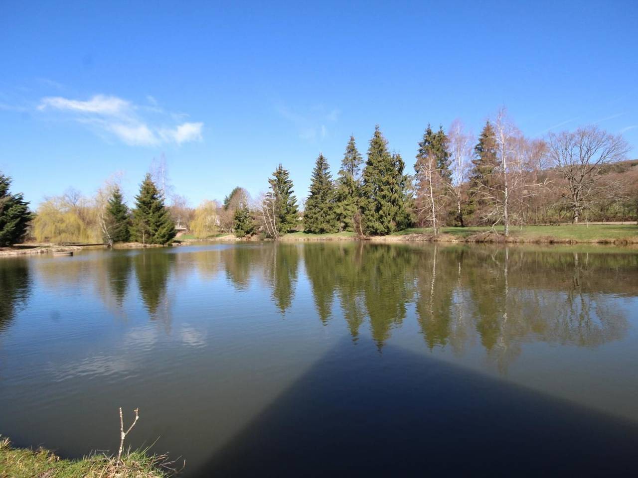 Geräumiges Chalet am Teich im Morvan, Haustiere erlaubt, privater Parkplatz in Gouloux, Naturpark Morvan