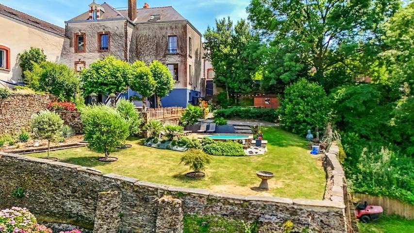 Location de vacances pour 35 personnes, avec Jacuzzi et Terrasse ainsi que Jardin et Piscine à Pouancé