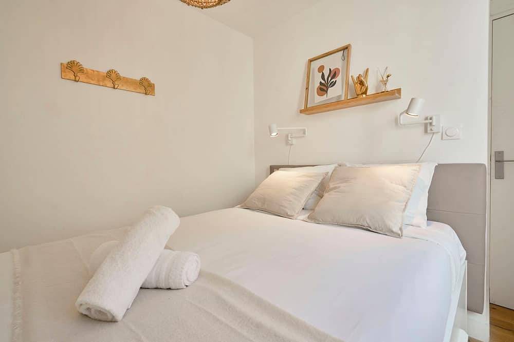 Entire apartment, Equipped 1-bedroom apartment with terrace in Lille, Lille region