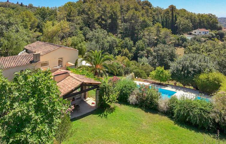 Location de vacances pour 9 personnes, avec piscine ainsi que terrasse et jardin à Châteauneuf-Grasse - 2