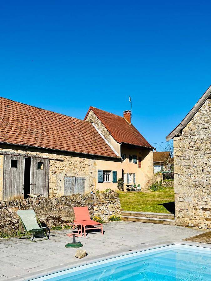 Location de vacances pour 6 personnes, avec Terrasse et Jardin ainsi que Piscine et Vue à Dyo