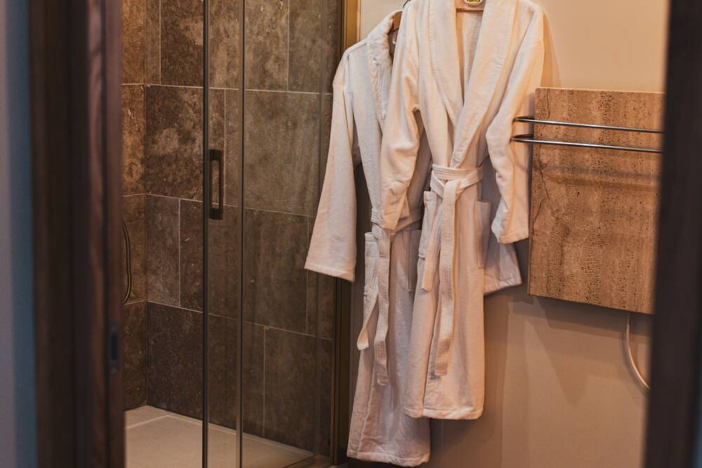 Lodge on stilts with private Nordic bath in Normandy in Le Perrey, Bernay region