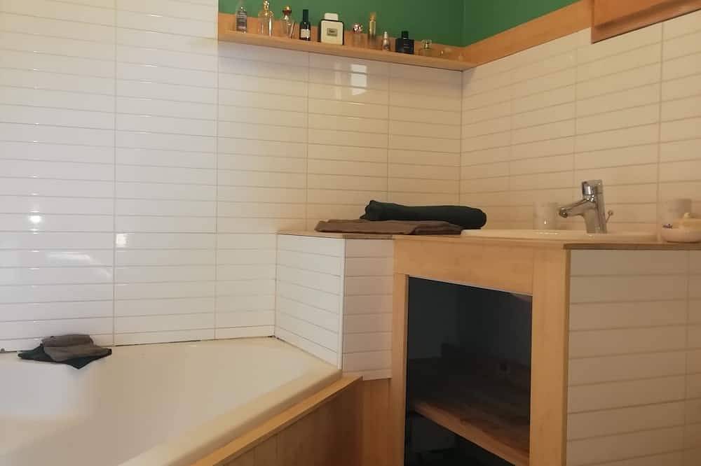 Separate room with terrace and summer kitchen in country house in Clelles, Parc naturel régional du Vercors
