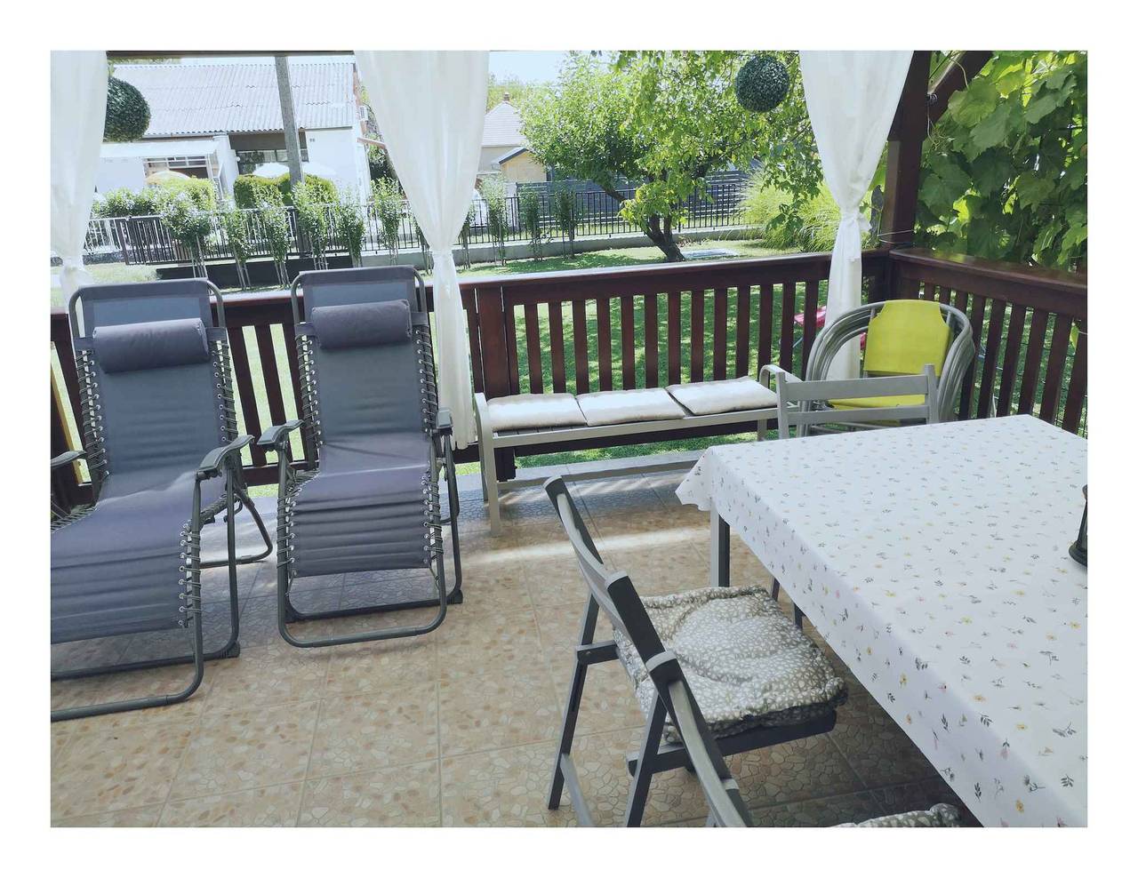 Ferienhaus mit Spielzeug im Garten in Balatonfenyves, Plattensee Südufer