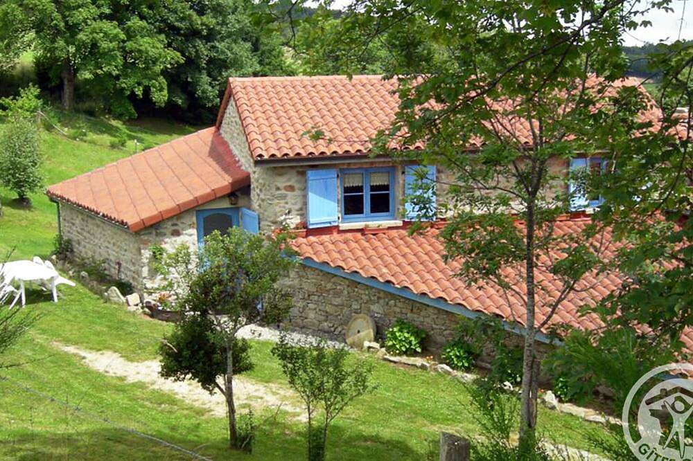 Casa Rural Ecológica a 10 min de Pistas con Wi-Fi y Entorno Tranquilo in Chalmazel, Montbrison