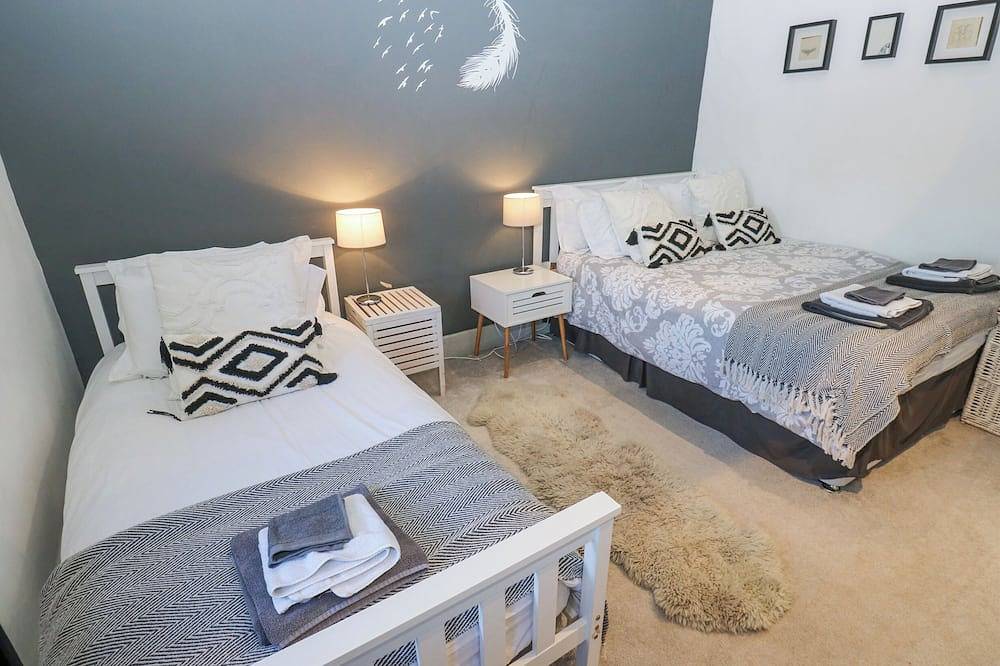 Dreamwood Cottage, pet friendly, with hot tub in Newmillerdam in Wakefield, Westliches Yorkshire