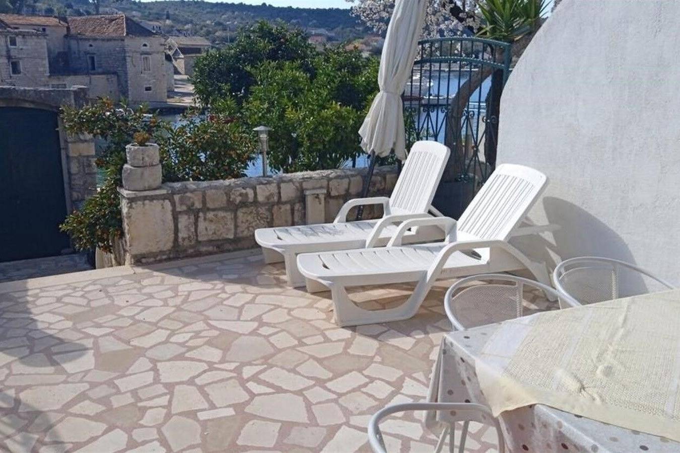 Ganze Wohnung, 2-Zimmer-Ferienwohnung mit Terrasse und Meerblick Drvenik Veliki A-23892-a in Drvenik Veliki, Drvenik Mali und Veli
