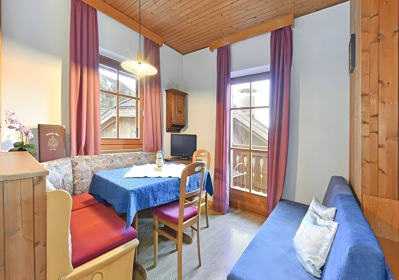 Ganze Wohnung, Ferienwohnung 'Tamara' mit Bergblick, Gemeinschaftsterrasse und Wi-Fi in Kastelruth, Dolomiti Superski