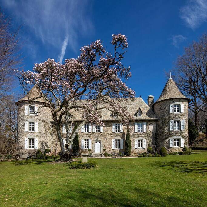 Location de vacances pour 12 personnes, avec Terrasse ainsi que Jardin et Piscine à Junhac