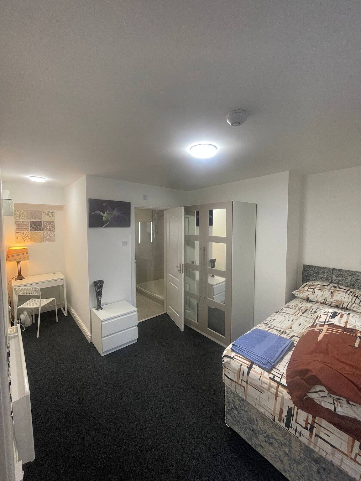 En-suite rooms available for short term in Huddersfield, West Yorkshire