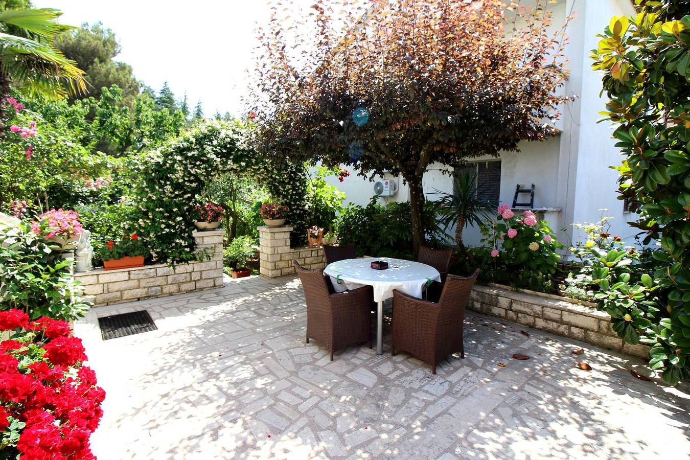 Appartement entier, Modernes Apartment mit privater Terrasse, Grillbereich, Spielplatz, Liegen, Privatparkplatz in Poreč, Grad Poreč