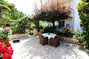 Ferienwohnung für 4 Personen, mit Terrasse und Garten, kinderfreundlich in Poreč