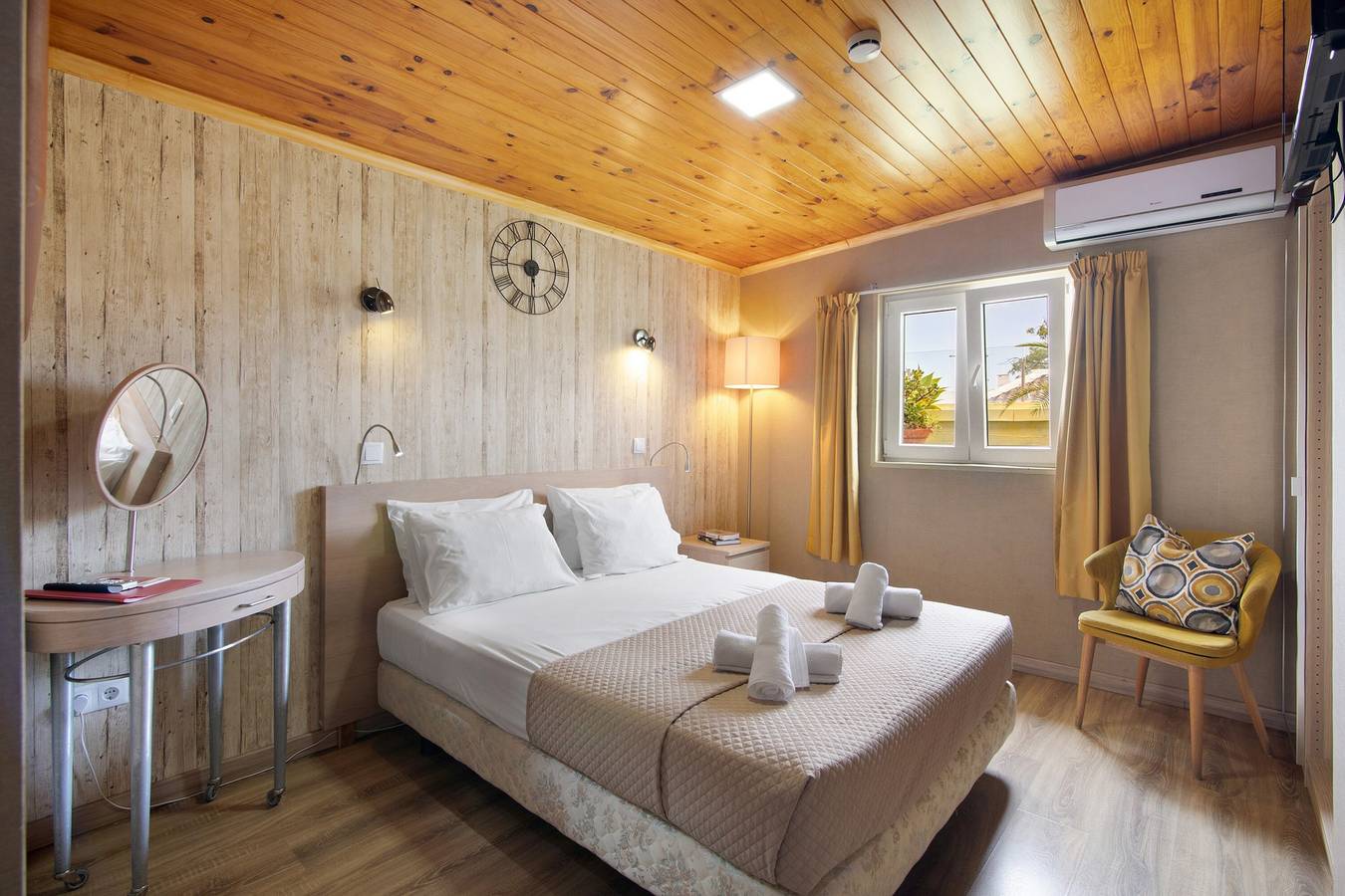Room 'Quarto Casal Standard 201' with Shared Terrace, Wi-Fi and Air Conditioning in São Pedro, Faro