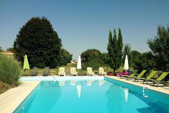 Gîte pour 8 personnes, avec Terrasse ainsi que Jardin et Piscine à Lorignac