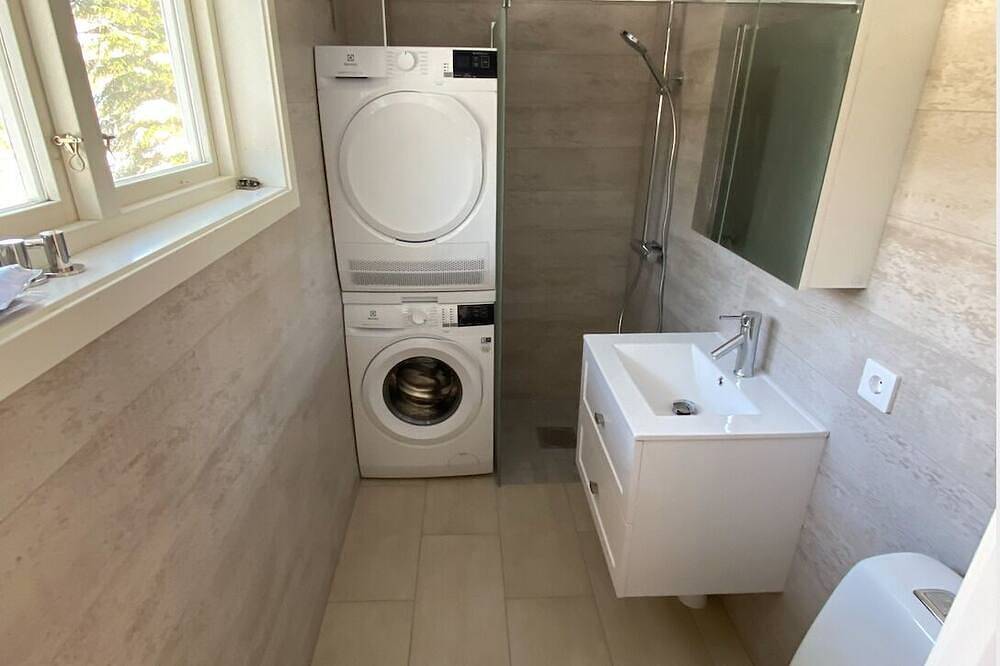 House in private location 300m to private beach,boat with motor, all linen incl. in Bolmen