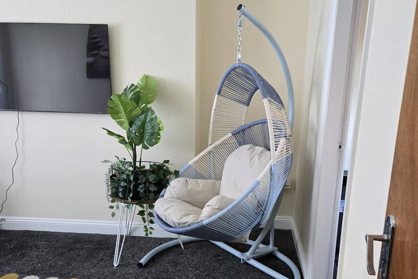 Entire holiday apartment, 2 Bed - Sleeps 6 - Private Balcony - City Centre in Wolverhampton, Birmingham Area