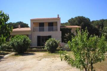 Gîte pour 4 personnes, avec jacuzzi ainsi que balcon et jardin à Corbara