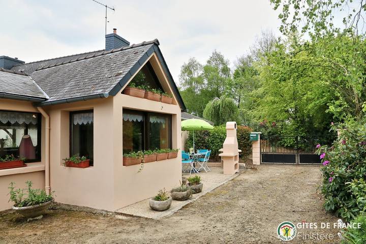 Gîte für 4 Personen, mit Terrasse und Garten in Pleuven
