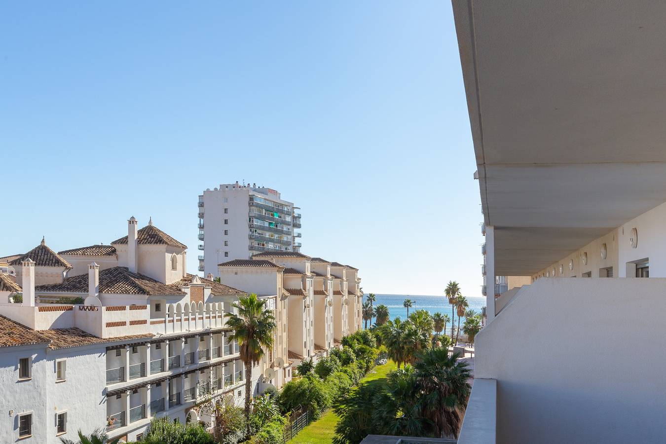 Entire apartment, Holiday Apartment "Luxury Apartment 100 m Beach" with Pool, Private Terrace & Wi-Fi in Benalmádena Costa, Benalmádena