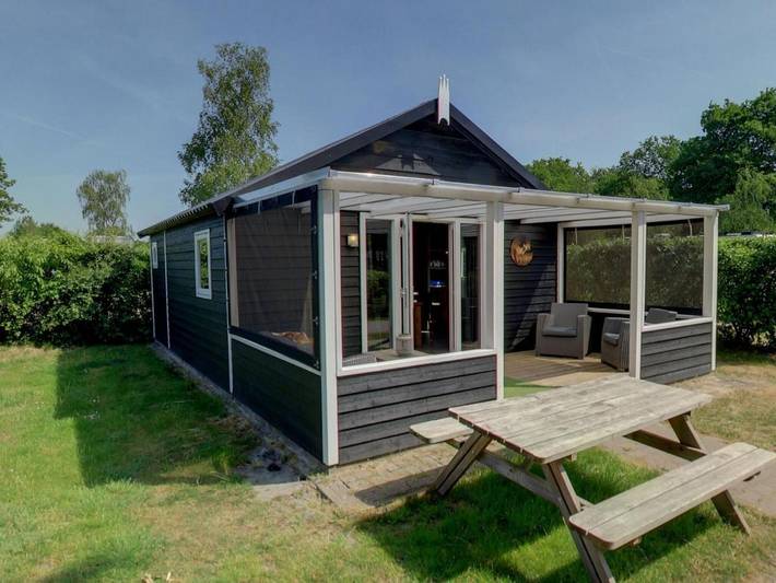 Bungalow voor 5 personen, met Terras en Zwembad in IJhorst