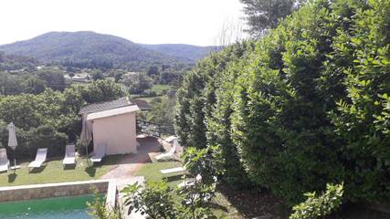 Chambre d’hôte pour 4 personnes, avec vue ainsi que jardin et piscine à Salernes