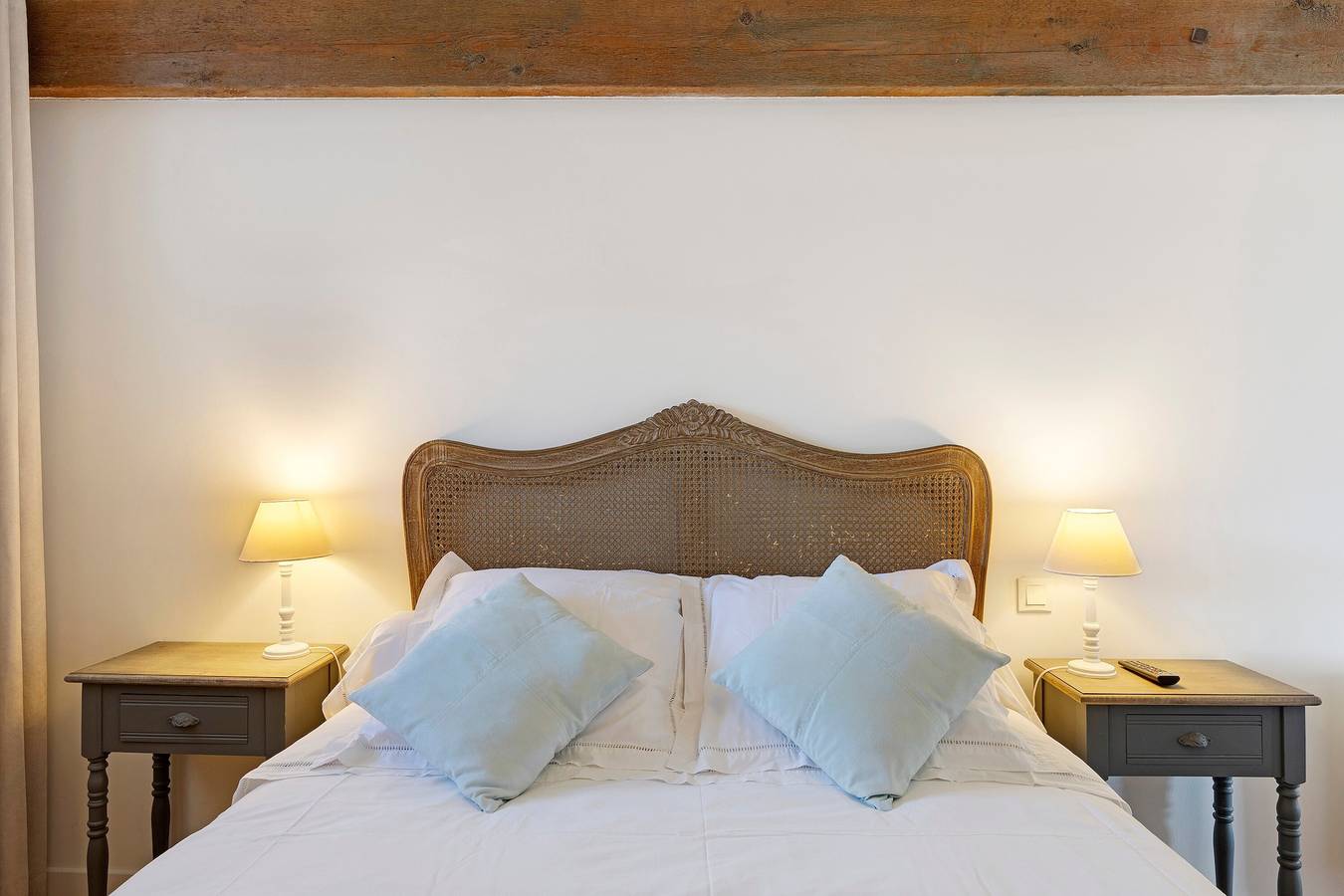 Chambre d’hôtes « Eléonore - Aux Charmes D’antan » avec piscine et terrasse partagées, Wi-Fi in La Pommeraie-sur-Sèvre, Fontenay-le-Comte