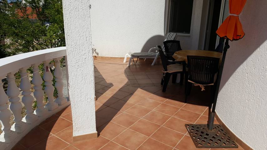 Ferienwohnung für 4 Personen, mit Balkon/Terrasse in Jezera