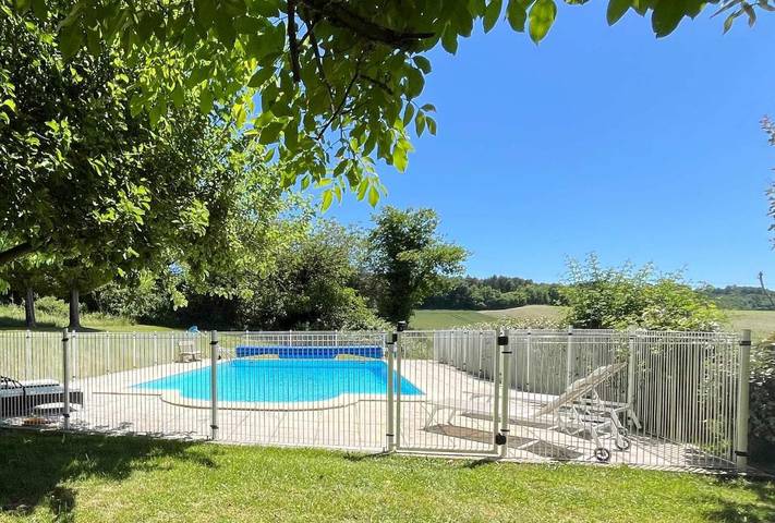 Location de vacances pour 10 personnes, avec piscine et jardin à Nanteuil-Auriac-de-Bourzac