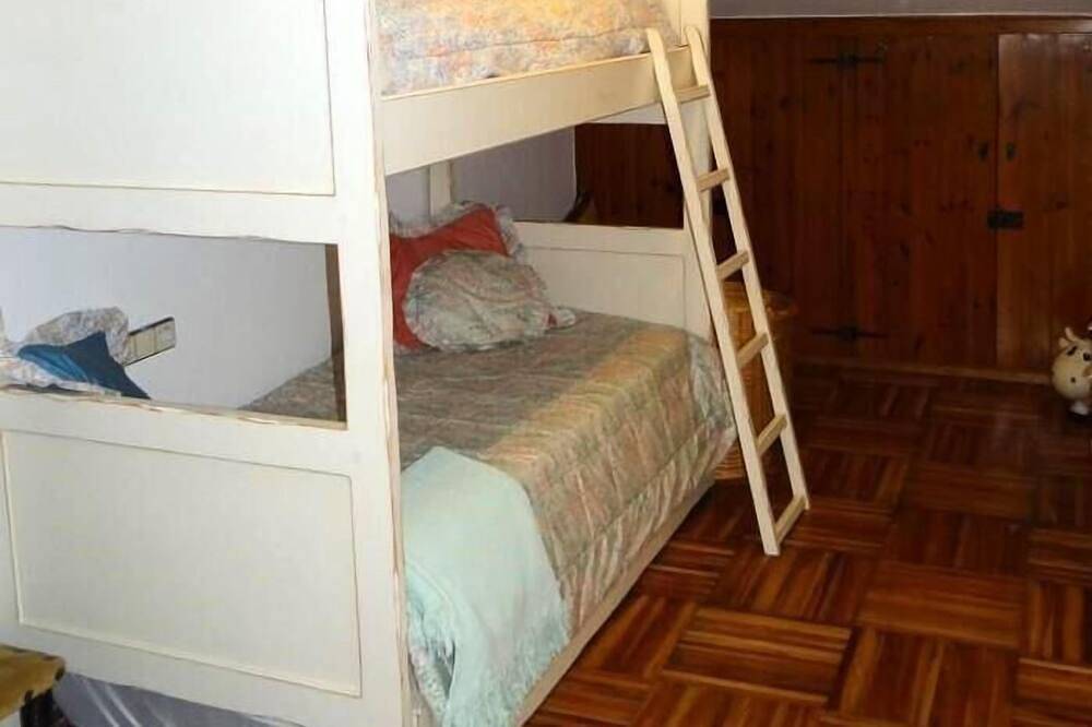 Entire apartment, Puigcerdà Viii - Three Bedroom Apartment, Sleeps 7 in Puigcerdà, Catalan Pyrenees