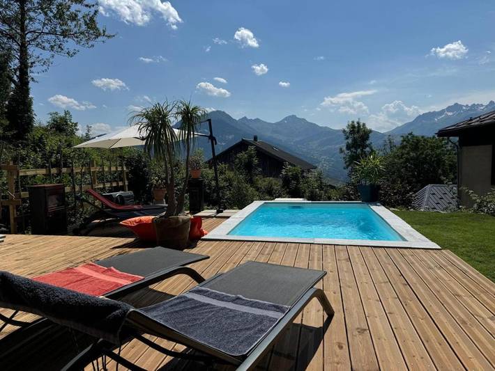 Gîte pour 2 personnes, avec Terrasse ainsi que Piscine et Vue à Aigueblanche
