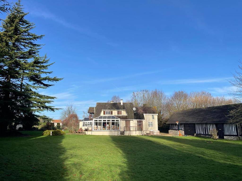 Six-Bedroom House in Beuzeville, Région de Bernay
