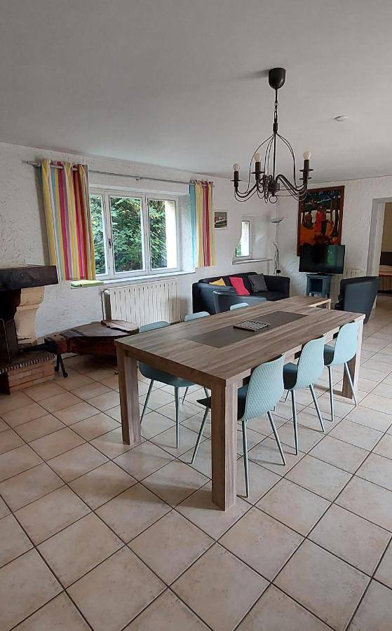 Gîte pour 12 personnes, avec jardin et piscine à Airoux