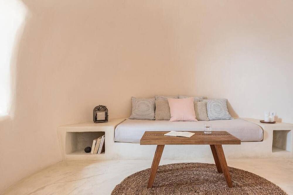 Charming Oia Retreat | 1 Unit | Scenic Cycladic Views in Oia, Santorin