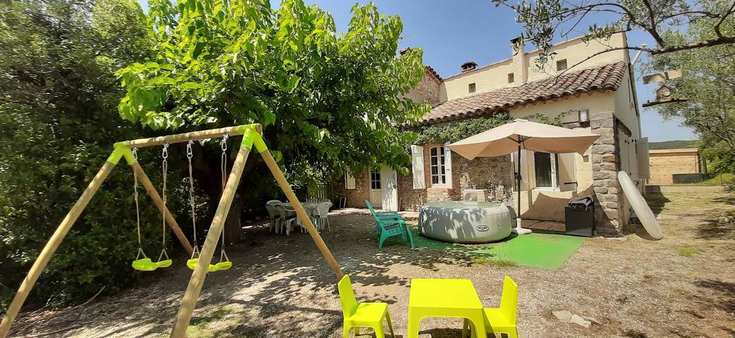 Gîte pour 6 personnes, avec piscine ainsi que jardin et terrasse à Tornac