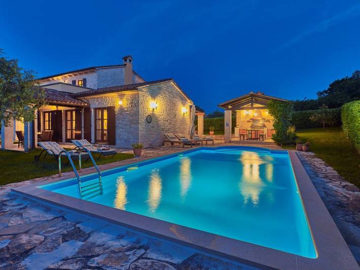Ferienhaus für 8 Personen, mit Balkon und Whirlpool sowie Terrasse und Pool